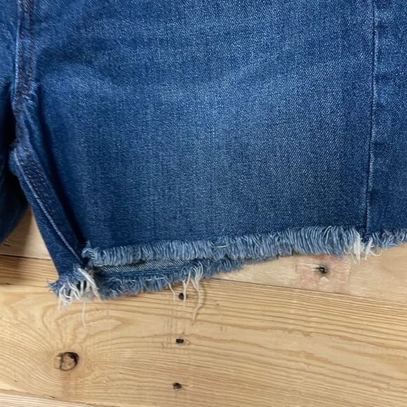 Old Navy size 10 High-rise Dark Wash Blue Jean 5” Shorts Classic Cut-Off Style - Picture 7 of 11
